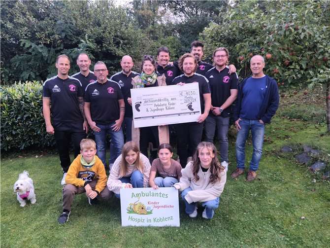 Stolze „Zarte Zehen“ überreichten einen symbolischen Scheck an Geschäftsführerin Ina Rohlandt vom ambulanten Kinder- und Jugendhospiz Koblenz.  Foto: Jörg Zerwas / „Zarte Zehen“