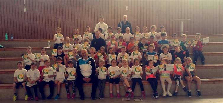 Stolze und glückliche Kinder beim Gruppenfoto in der Peter-Häring-Halle. privat