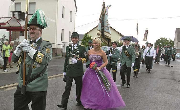 Stolze und strahlende Gesichter der teilnehmenden Schützen prägten das Bild beim Umzug durch den Eifelort.  TE