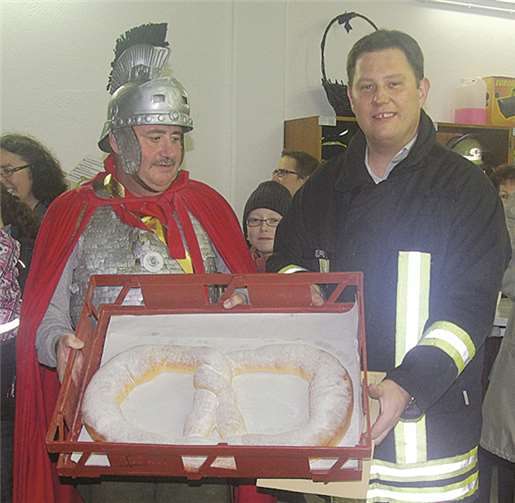 Stolzenfelser Ortsvorsteher, Christian Gürke, überreichte Martin Nagel eine riesige Martinsbrezel.Privat
