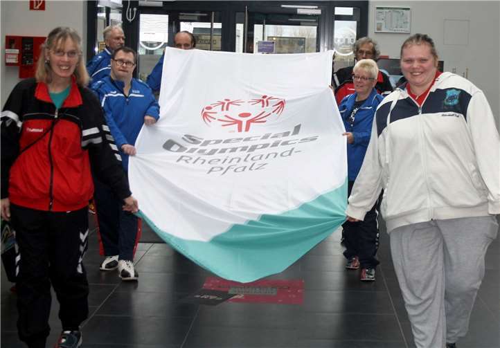 Stolzer Einmarsch der Athleten des Herz-Jesu Hauses Kühr aus Niederfell/Mosel mit der Special Olympics-Flagge, die zum Beginn der Spiele im Rahmen des Zeremoniells gehisst wurde. Special Olympics Rheinland-Pfalz e.V.