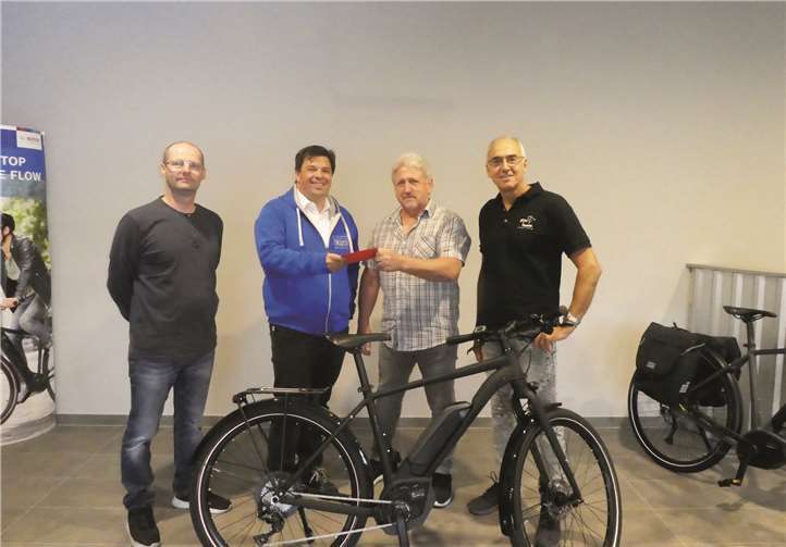 Stolzer Gewinner der Sommerfest-Tombola ist Reimund Wickert aus Kottenheim. (V.l.:) Volker Wingenbach, Carsten Daub, Reimund Wickert und Siegfried Thesen. Foto: FRE