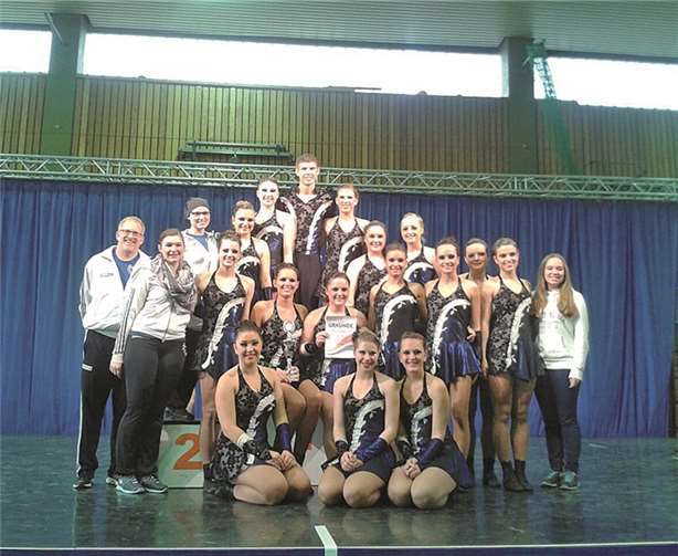 Stolzer zweiter Platz in Nordenstadt: Die Blue Magics mit ihrem Trainer Martin Hausen. privat