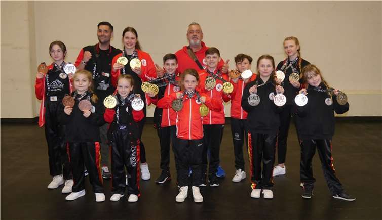 Stolzes Team mit erkämpften Medaillen.