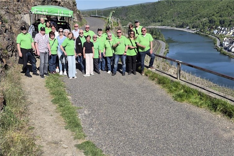 Stop am Aussichtpunkt mit Blick auf Lay.