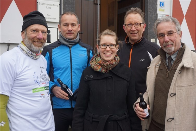 Stopp in Linz: v.l.n.r. Rheinsteiglauf-Organisator R(ud)olf Mahlburg, Ortsbügermeister und aktiver Teilnehmer Oliver Labonde (Rheinbrohl), Daniela Maier (Leiterin der Linzer Tourist-Information), aktiver Teilnehmer MdB Erwin Rüddel und der Linzer Bürgermeister Dr. Hans Georg Faust.STUKO