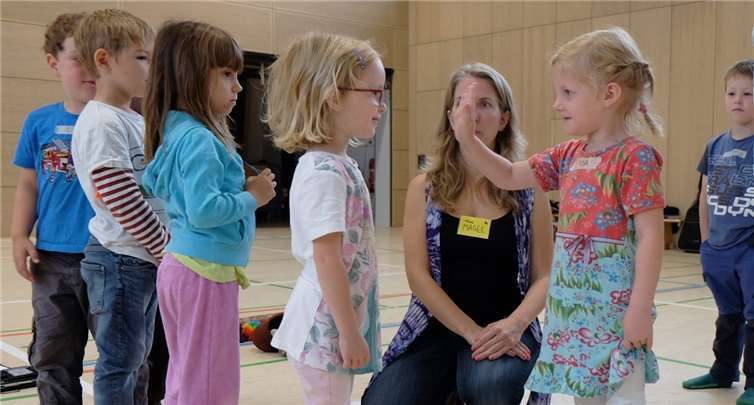 „Stopp!“, sagen die starken Kinder. Kinderschutzbund