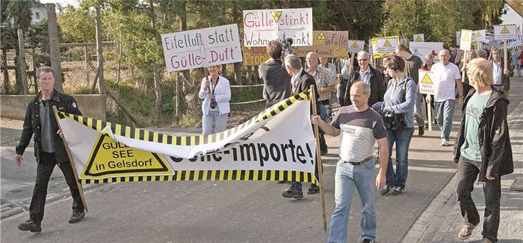 „Stoppt Gülle-Importe“, das war unter anderem auf den Plakaten und Transparenten beim Protestmarsch in Gelsdorf zu lesen.VJ