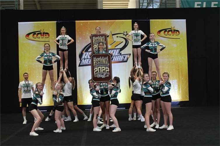 Stormy Waves und W United gemeinsam nach ihren Routines bei der RM West in Bottrop.  Foto: Lena Lütt