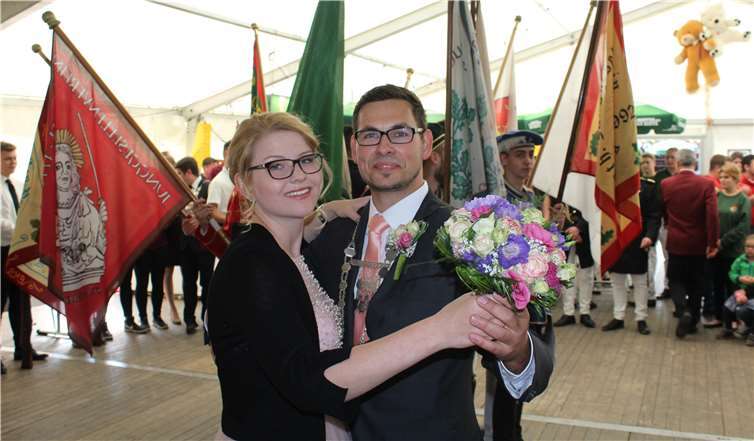 Strahlen eröffnete Hanna Knieling am Arm von König Felix Schmitt mit dem Königswalzer die Ballnacht.