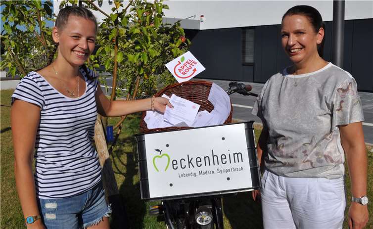 Strahlen mit der Sonne um die Wette: Sonja Crämer von der Wirtschaftsförderung der Stadt Meckenheim und Blütenkönigin Anna Mahnig. Stadt Meckenheim