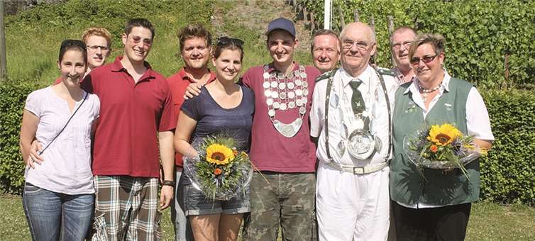 Strahlen präsentierten sich die Majestäten mit den Vereinsvorsitzenden auf der Wiese am Stux.  DL