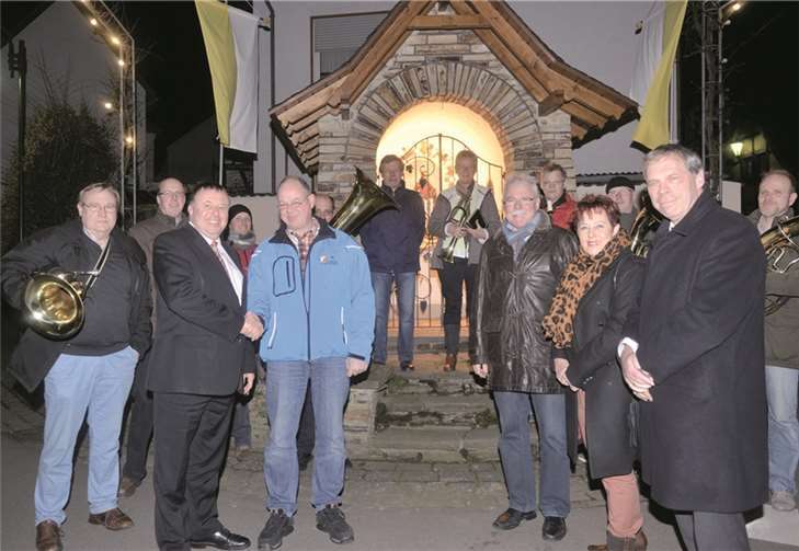 Strahlen um die Wette: das Matthias-Heiligenhäuschen sowie Dr. Jürgen Pföhler (vorne von links), Friedhelm Hess, Alfred Sebastian, Ingrid Näkel-Surges und Achim Haag. KV-AW