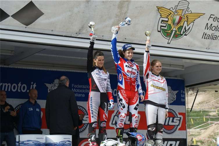 Strahlend auf dem Siegertreppchen. Theresa Bäuml mit ihrem Pokal.  Privat