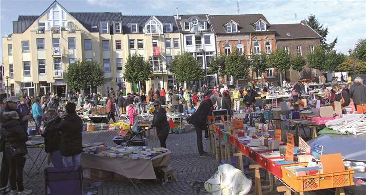 Strahlend blauer Himmel und viele Bücherfreunde.-RUT