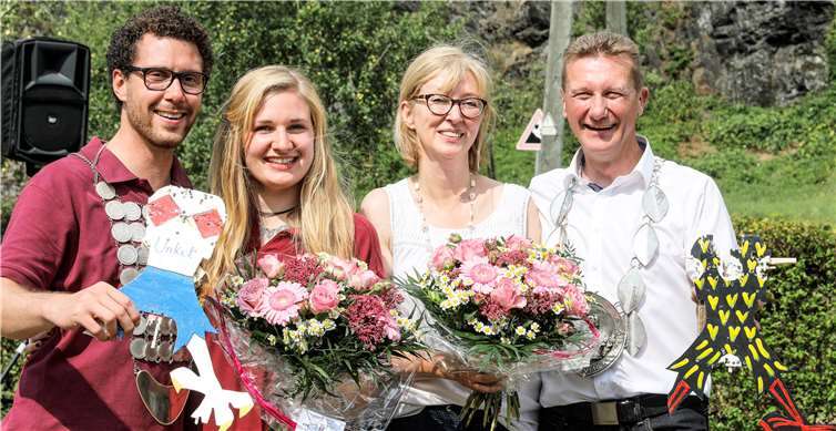 Strahlend präsentierten sich die beiden Königspaare, Christoph Damme und Marion Wallek sowie Markus und Andrea Winkelbach. Foto: -DL-
