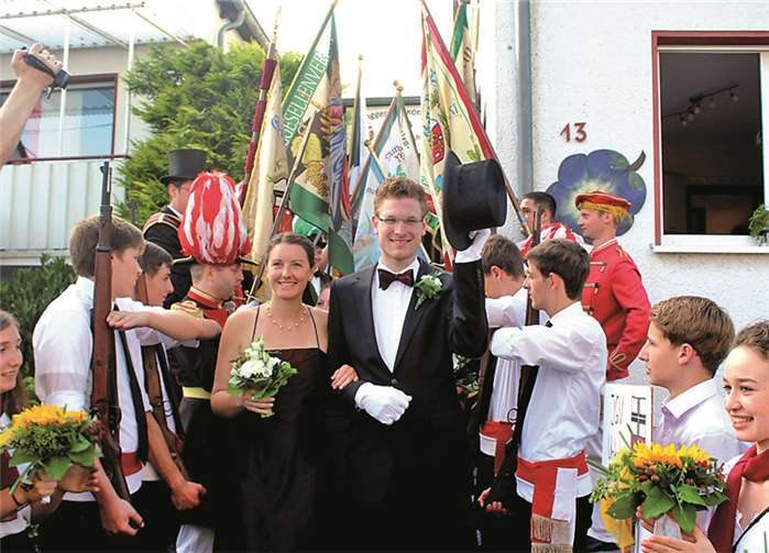 Strahlend schritt das Königspaar durch das Spalier der Fahnen.