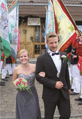 Strahlend schritten Stefan Krupp und Johanna Boendgen durch das Spalier der Junggesellen-Offiziere.