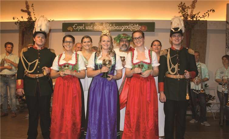 Strahlend trat Weinkönigin Tonia I. mit ihren Prinzessinnen Diana und Kristina am Samstag ihre Regierungszeit an. DL