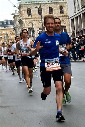 Strahlend und doch zielstrebig ist Erik Börgers in Wien auf der Marathonstrecke.  Foto: privat