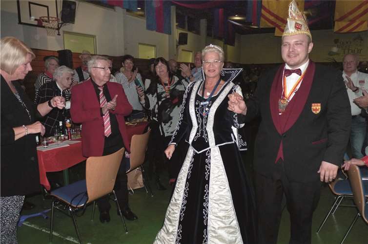 Strahlend und hoch erhobenen Hauptes schritt Prinzessin Dorothee I. an der Seite ihres Sohnes Dominik Mittler zur Bühne.