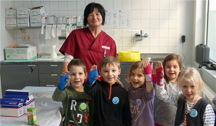 Strahlend zeigen die Kinder die bunten Verbände mit Aufklebern, die ihnen Heike Oerlemans angelegt hat. Privat