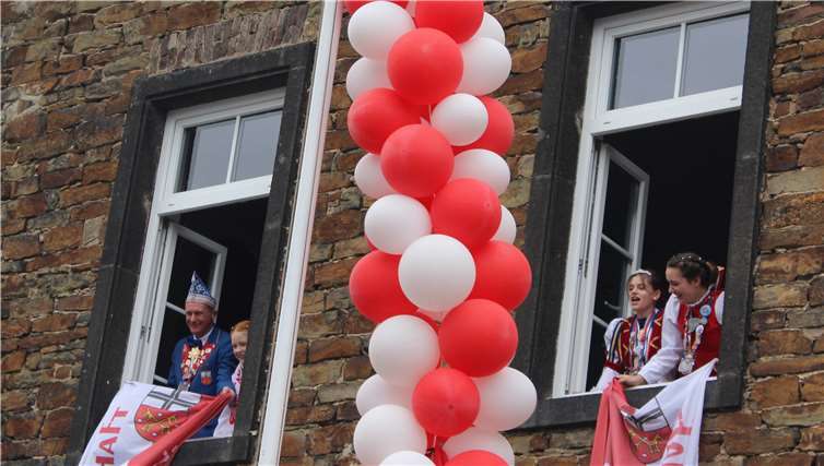Strahlend zeigte sich Hannah I. mit Ayla Brown und Lana Willburgersowie dem KG-Präsidenten über den verdutzten Ratshausverteidigern.