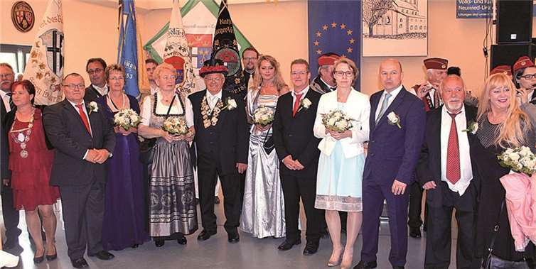 Strahlend zog Bürgerkönig Horst Bischoff mit seiner Königin Anne und den Ehrenpaaren am Sonntag der Erpeler Johannes-Kirmes zum Königsball in den Bürgersaal ein. DL