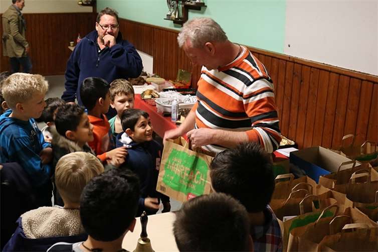 Strahlende Augen gab es bei der Weihnachtsfeier des SC Sinzig, hier die F-Jugend mit Trainer Bernd Krupp, als Thorsten Leffeck die Überraschungstüten verteilte.privat