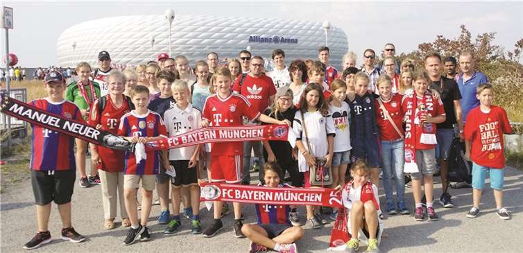 Messdiener live beim Audi Cup Strahlende Fans aus Mayen vor der Allianz Arena. Privat