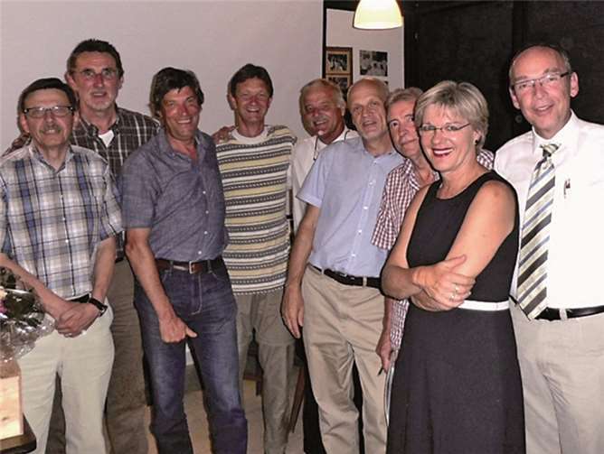 Strahlende „Fusionäre“ aus Meckenheim und Wormersdorf (v.l.): Anton Thomm, Erwin Winkler, Norbert Schaffrath, Egbert Martin, Günter Grohs, Hajo Waller, Herbert Luzar, Ina Loth und Dr. Raffael Knauber. Es fehlen: Silvia Schmucker und Hans Driendl. privat