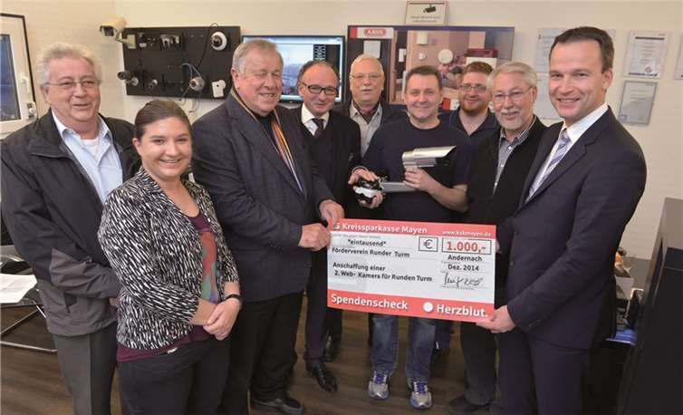 Strahlende Gesichter: Werner Umbscheiden Förderverein (FV), Christina Neitzert von Andernach.net, Roland Walther FV, OB Achim Hütten, Bernd Röhling FV, Dieter Weymers Fa. r2-Überwachungstechnik, Bastian Rauen Fa. r2-Überwachungstechnik, Gerd Röder FV sowie KSK-Vorstandsmitglied Christoph Weitzel bei der Inbetriebnahme der neuen Webcam. privat