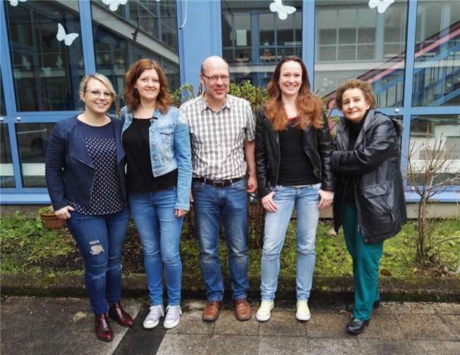 Strahlende Gesichter am Ende eines langen Prüfungstages. V.li. Kirsten Lehmkühler, beratende Lehrerin Nadine Schmidt, Rektor Ralf Waldgenbach, Jennifer Lehmler und Mentorin Heidi Gilles. Es fehlen: beratender Lehrer Akin Kilic und Mentor Markus Leulleik.privat