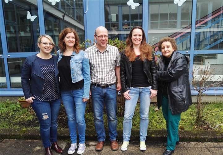 Strahlende Gesichter am Ende eines langen Prüfungstages. V.l. Kirsten Lehmkühler, beratende Lehrerin Nadine Schmidt, Rektor Ralf Waldgenbach, Jennifer Lehmler und Mentorin Heidi Gilles. Es fehlen: beratender Lehrer Akin Kilic und Mentor Markus Leulleik.privat