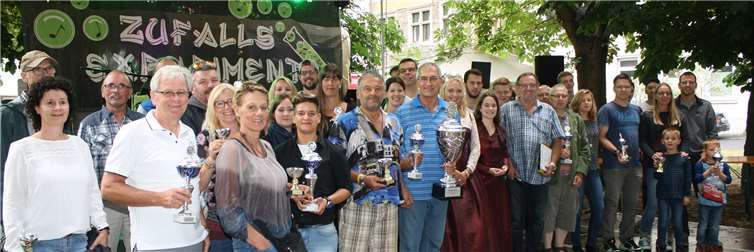 Strahlende Gesichter auch bei den Rallyeteilnehmern. Am Ende gab es nur Gewinner, denn der Erlös des Events wird einem gemeinnützigen Zweck zugeführt. Fotos: -TE-
