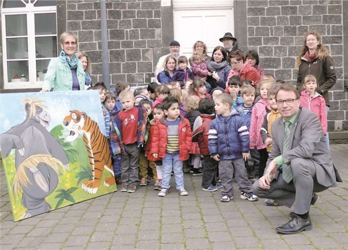 Strahlende Gesichter auf allen Seiten bei der Übergabe des Kunstwerkes. privat
