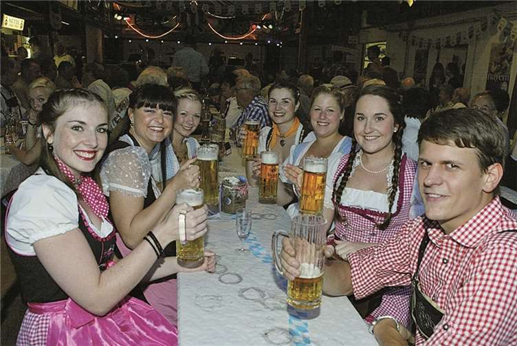 Strahlende Gesichter auf dem Oktoberfest der Blauen Funken.