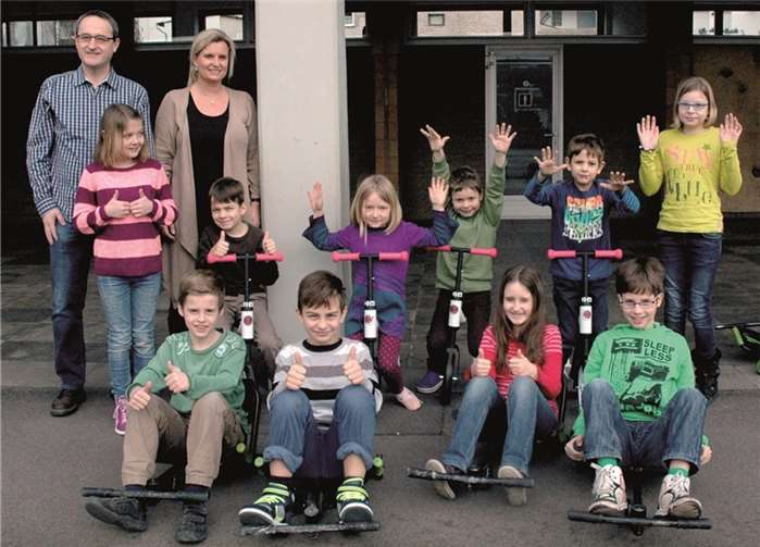 Strahlende Gesichter auf dem Schulhof: Schulleiterin Kerstin Fuchs und Udo Lohner, Vorsitzender des Fördervereins, bei der Übergabe der neuen Kinderfahrzeuge.  Privat
