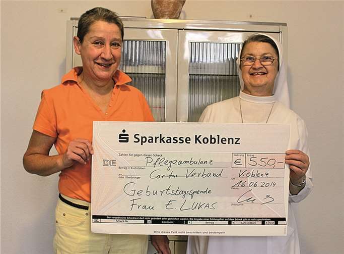 Strahlende Gesichter bei Edeltraud Lukas und Schwester Andrea anlässlich der Spendenübergabe in der Koblenzer Neustadt 20. privat