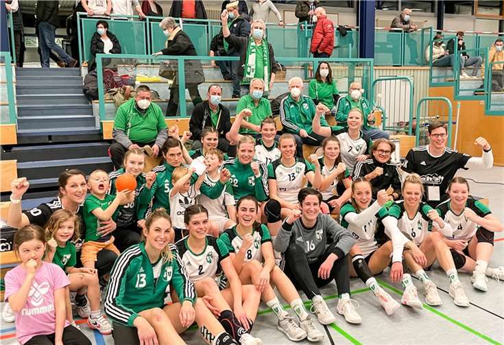 Strahlende Gesichter bei Spielerinnen und Fans nach dem Sieg gegen Wörth.  Foto: privat