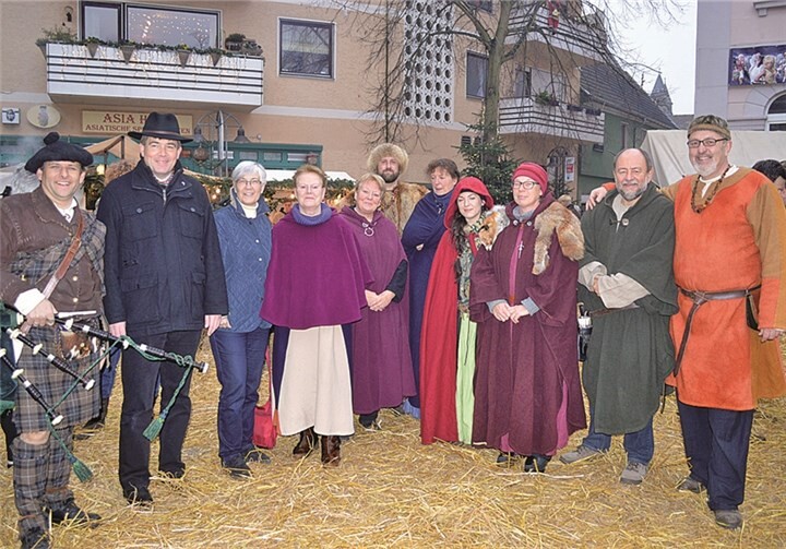Strahlende Gesichter bei allen Beteiligten: 6000 Euro erhielt der Trägerverein des Frauenhauses von „Wir helfen“, 3000 Euro gingen an den Kirchengemeindeverband Sinzig. AB