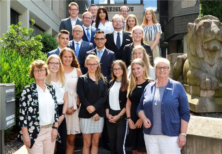 Strahlende Gesichter bei den 17 neuen Anwärtern der Kreisverwaltung Mayen-Koblenz.Quelle: Kreis MYK