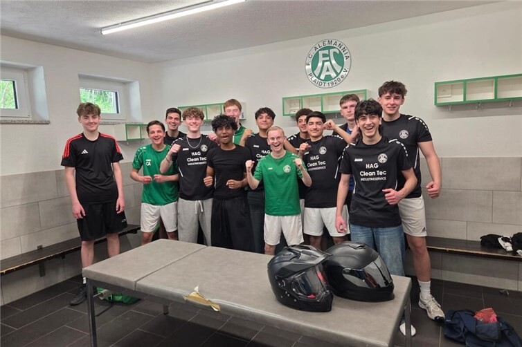 Strahlende Gesichter bei den B-II-Junioren nach dem ersten Sieg in der Leistungsklasse