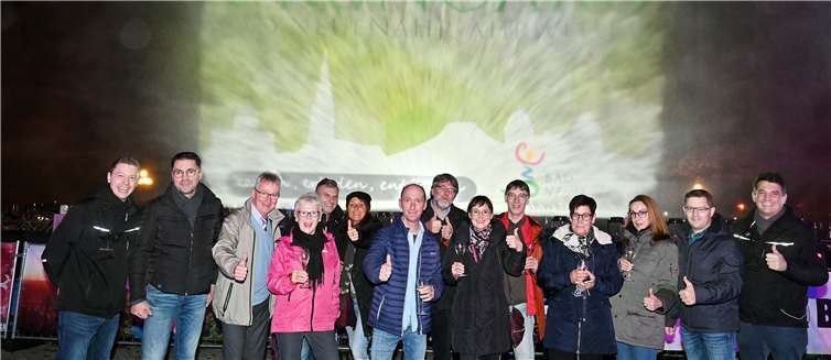 Strahlende Gesichter bei den Gewinnerinnen und Gewinnern – Sie erlebten einen unvergesslichen Abend auf der Klangwelle im Kurpark. Foto: Marketing GmbH