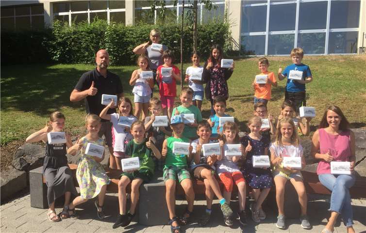 Strahlende Gesichter bei den Kindern der Klasse 2a mit ihrer Lehrerin. Sie freuten sich im Namen der MitschülerInnen der 1. Klasse sehr über die Brotdosen. Foto: privat.