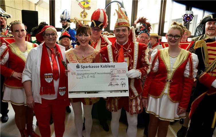 Strahlende Gesichter bei den Koblenzer Tollitäten: Sie konnten einen Scheck zugunsten der Stiftung Fly & Help entgegennehmen. Foto: Kreis Mayen-Koblenz