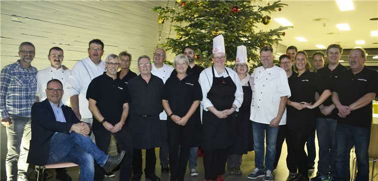 Strahlende Gesichter bei den Köchen, Service-Mitarbeitern und Künstlern, die sich alleehrenamtlich in den Dienst der guten Sache stellten. Fotos: Thomas Frank