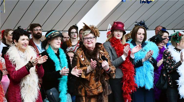 Strahlende Gesichter bei den Möhnen – am Weiberdonnerstag hatten sie das Sagen.