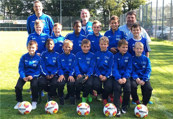 Strahlende Gesichter bei den Nachwuchssportlern: Sie freuen sich über die neuen Trainingsanzüge. Foto: privat