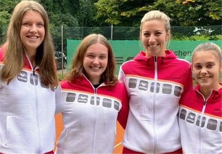 Strahlende Gesichter bei den Steimeler Damen, die in der C Klasse ungeschlagen Tabellenführer wurden! (V.l.) Jil Dreidoppel, Ayleen Herder, Fabienne Seitz und Lotta Neitzert. Auf dem Foto fehlen Nadine Potschka und Jenny Maasch. Foto: TC Steimel